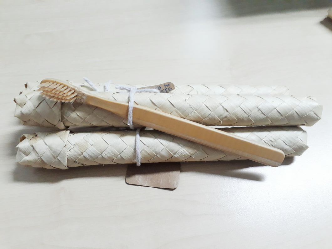 Toothbrush (Bamboo) with Straw Pouch